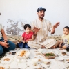 Hver fredag er hele familien samlet til morgenmad på gulvet i stuen. De spiser sammen, inden Ammar og Mohammad gør sig klar til at gå i moskeen sammen med deres onkel. Foto: William Vest-Lillesøe