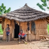 Her sidder Djumansis to brødre foran et af de små huse. De bliver brugt til afgrøder. Foto: William Vest-Lillesøe