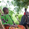 Djumansi og hendes far. Han vil gerne have, at hun fortsætter med at gå i skole. Foto: William Vest-Lillesøe