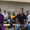 Hamidou og nogle af hans klassekammerater sidder på bænkene i skolen, som ligger i landsbyen Bafélé. Foto: William Vest-Lillesøe