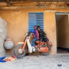 De yngre drenge synes, motorcyklen er ret sej. Der er ofte mange børn i gården ved deres værelse. Foto: William Vest-Lillesøe