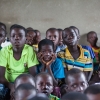 Her sidder en gruppe drenge på skolebænken. I filmen fra skolen i Bafélé kan I høre deres sang på arabisk. Foto: William Vest-Lillesøe