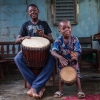 Sekoubas lillebror Aziz på fire år spiller på den lille tromme. Han kan godt lide at lege, men lige så snart han hører musik, så henter han sin tromme. Foto: WIlliam Vest-Lillesøe
