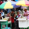 Det er en festdag. På pladsen kan man købe slushice. På hjemmesiden kan du se en film om, hvordan man laver slushice i Guatemala..