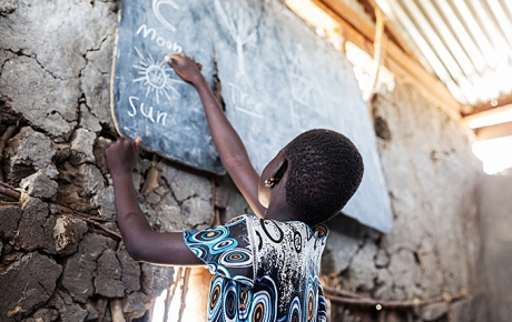 En pige peger på engelske ord på en skole i landsbyen Bajarial i det nordlige Sydsudan